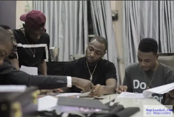 Photo: Davido Signs New ‘HKN Boys’